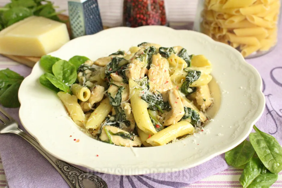 Zdjęcie Szybki przepis na makaron penne z kurczakiem i szpinakiem w sosie śmietanowym