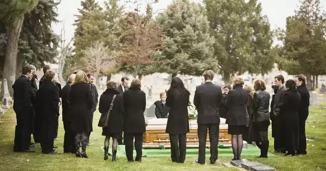 Zdjęcie Jak ubrać się na pogrzeb, aby okazać szacunek i elegancję