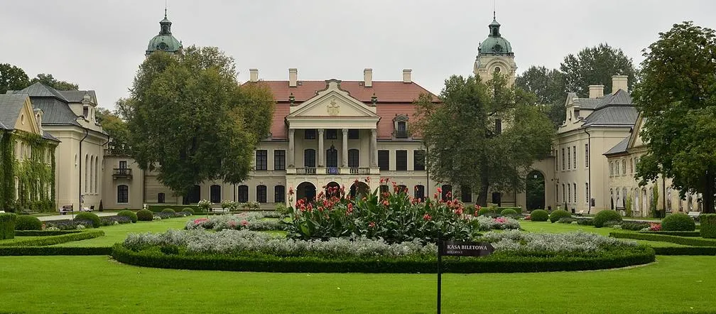 Zdjęcie 5 pałaców w Opych przyciągających turystów z całej Polski