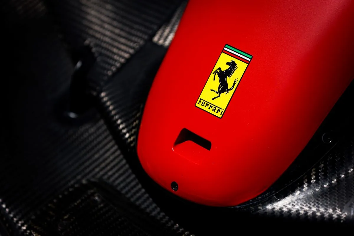 Zdjęcie Scuderia Ferrari - co to znaczy i dlaczego jest tak ważna w F1?