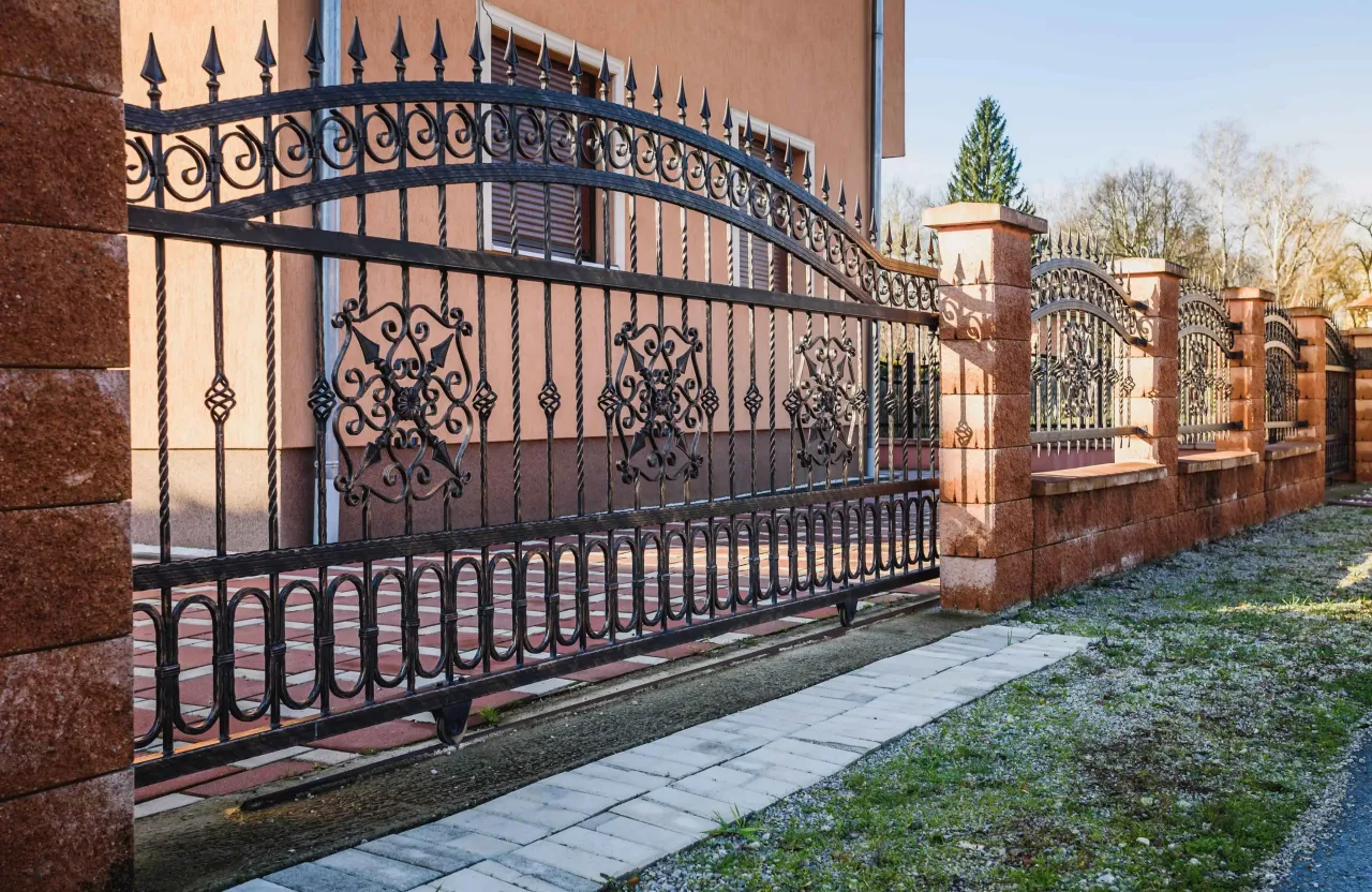 Zdjęcie Czym obłożyć podmurówkę ogrodzenia, aby uniknąć kosztownych błędów?