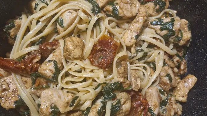 Zdjęcie Szybkie spaghetti ze szpinakiem i kurczakiem, które zachwyci smakiem