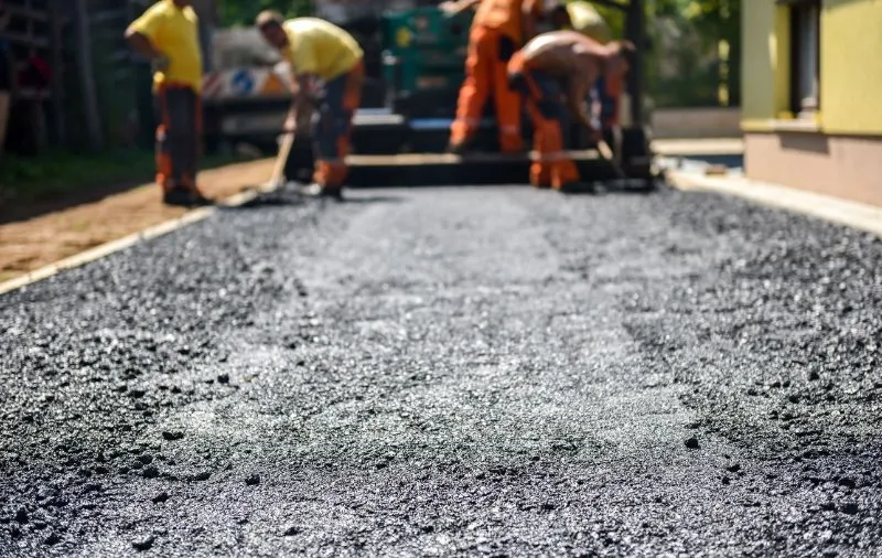 Zdjęcie Ile kosztuje położenie 1m2 asfaltu? Sprawdź ukryte koszty!