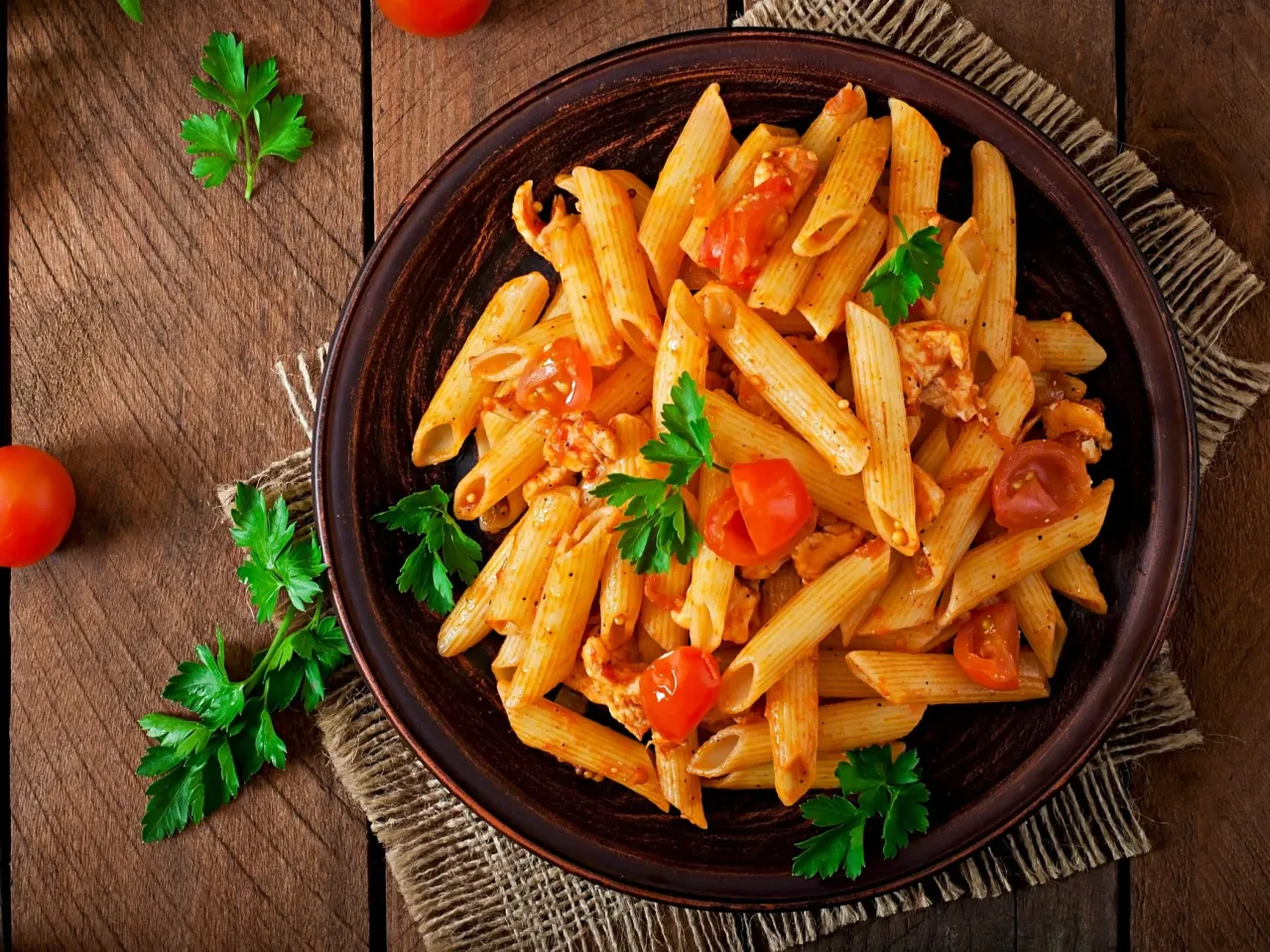 Zdjęcie Szybkie dania jednogarnkowe z makaronem penne, które zachwycą smakiem