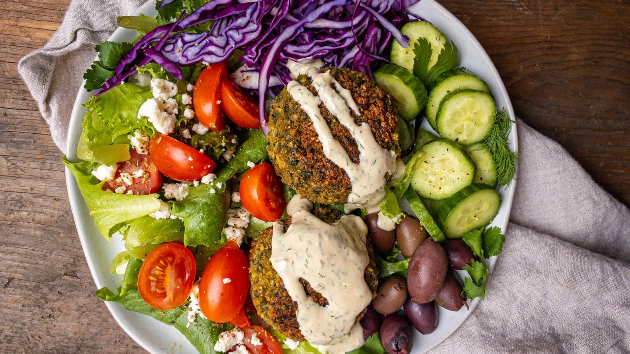 buddha bowl con hummus e falafel