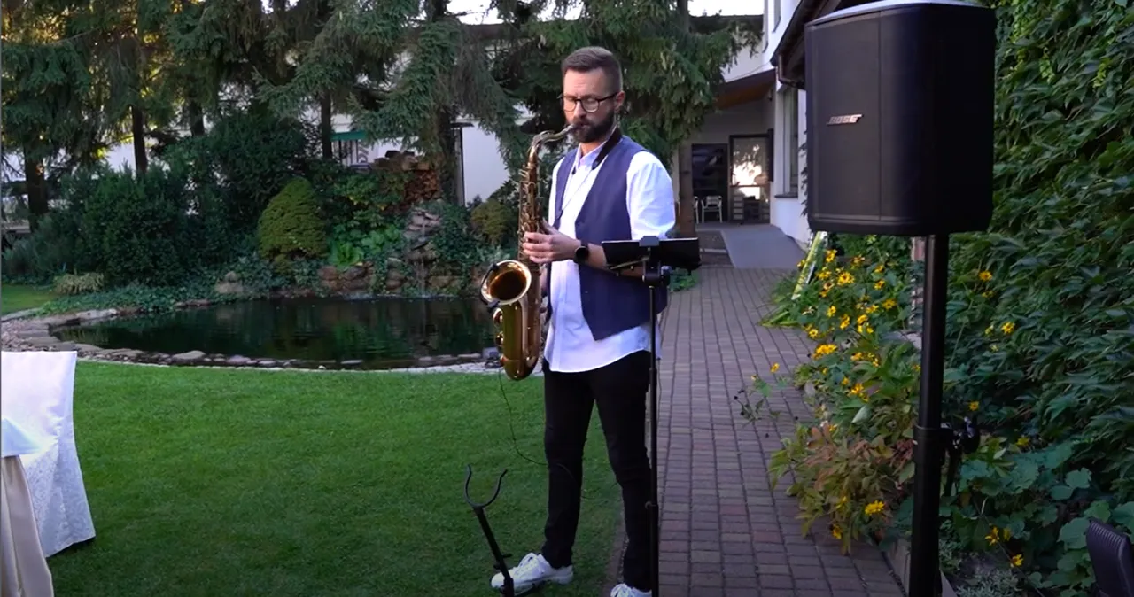 saksofonista strojący saksofon z tunerem