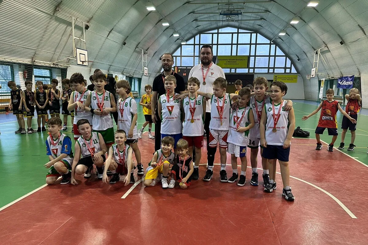 Dzieci grające w koszykówkę, uśmiechnięte