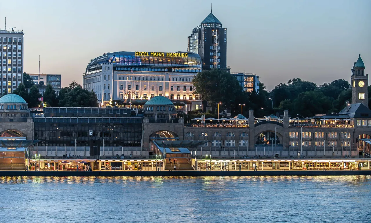 Hotel Hafen Hamburg Au&szlig;enansicht Landungsbr&uuml;cken