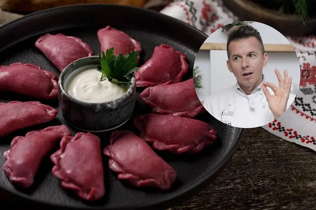 idealnie ugotowane pierogi na talerzu z okrasą