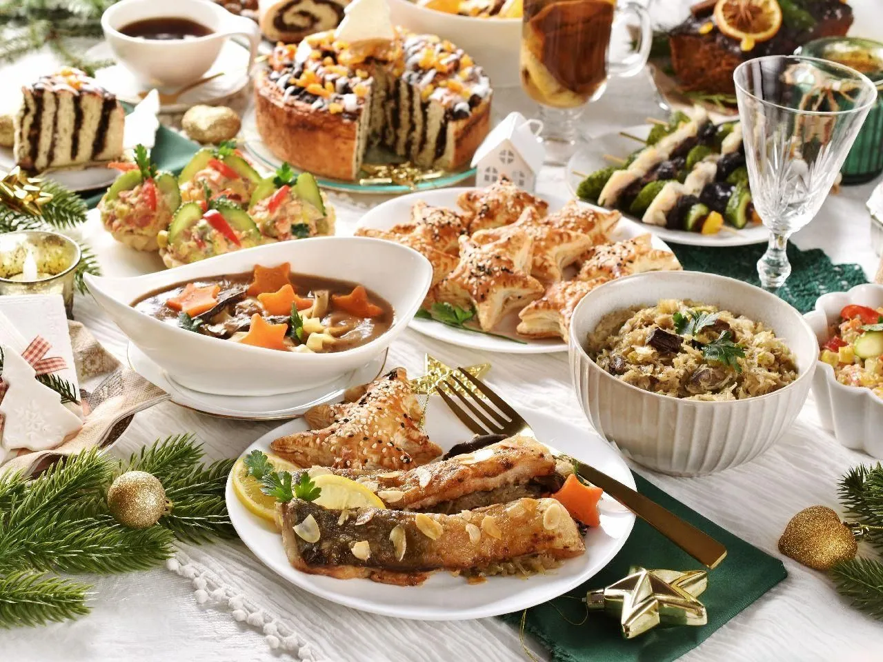 Wigilijny st&oacute;ł pełen smak&oacute;w: ryba, zupa grzybowa, ciasta i sałatki. Zdrowe przepisy na święta bożego narodzenia w świątecznej odsłonie.
