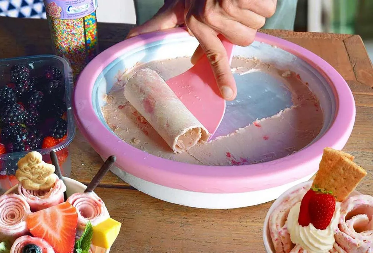 Lody tajskie w procesie przygotowania na mrożonej płycie