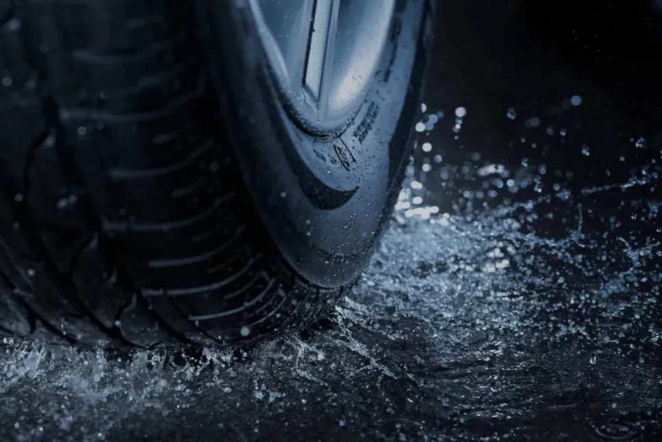 aquaplaning na mokrej drodze