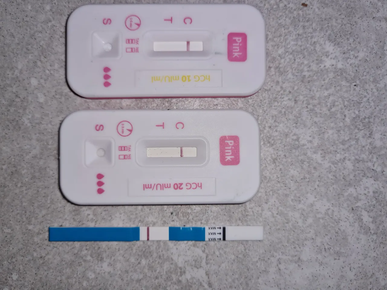 Kobieta zmartwiona, trzymająca się za brzuch, ale z uśmiechem