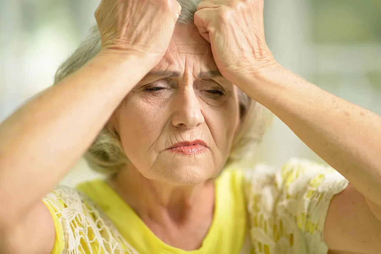 Osoba starsza z problemami z pamięcią, zdezorientowana