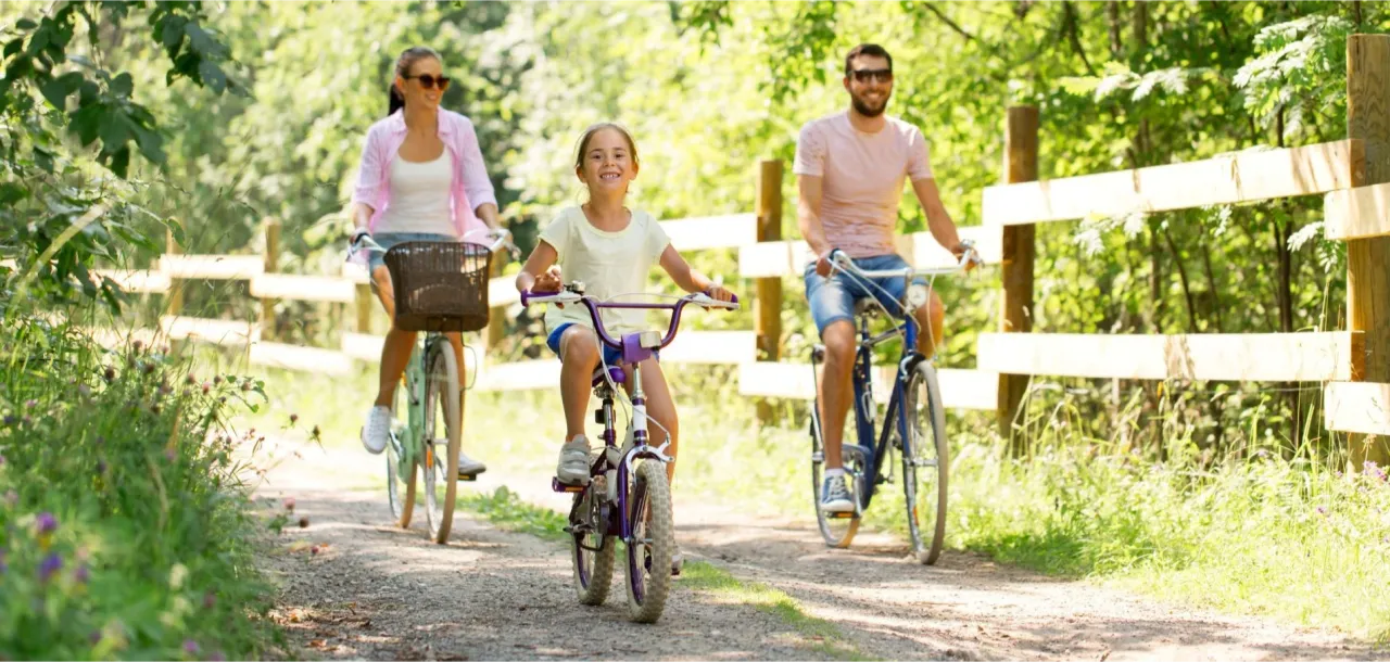 Rodzina na rowerach nad jeziorem Mazury