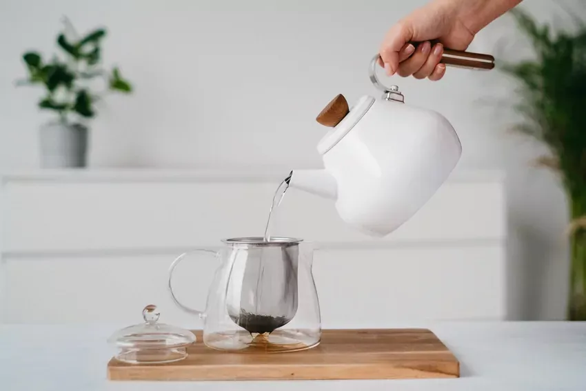 proces parzenia czarnej herbaty krok po kroku