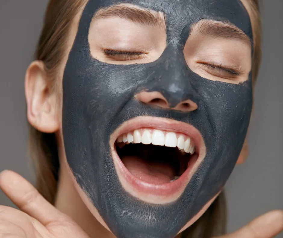 Jak prawidłowo nakładać maseczkę na twarz krok po kroku