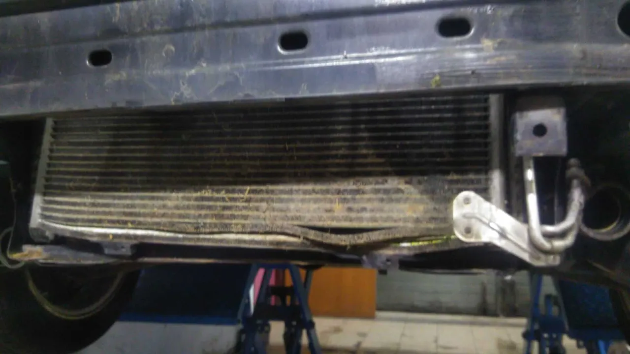 uszkodzona chłodnica klimatyzacji samochodowej