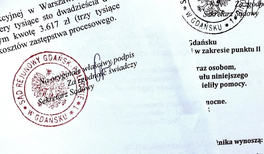 Pieczęć klauzuli wykonalności na dokumencie sądowym