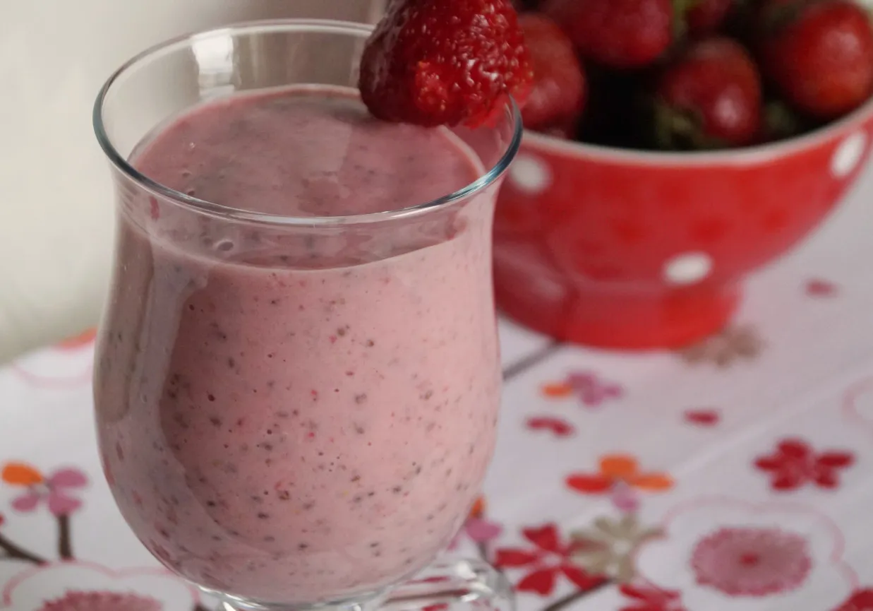 koktajl truskawkowy z bananem i chia