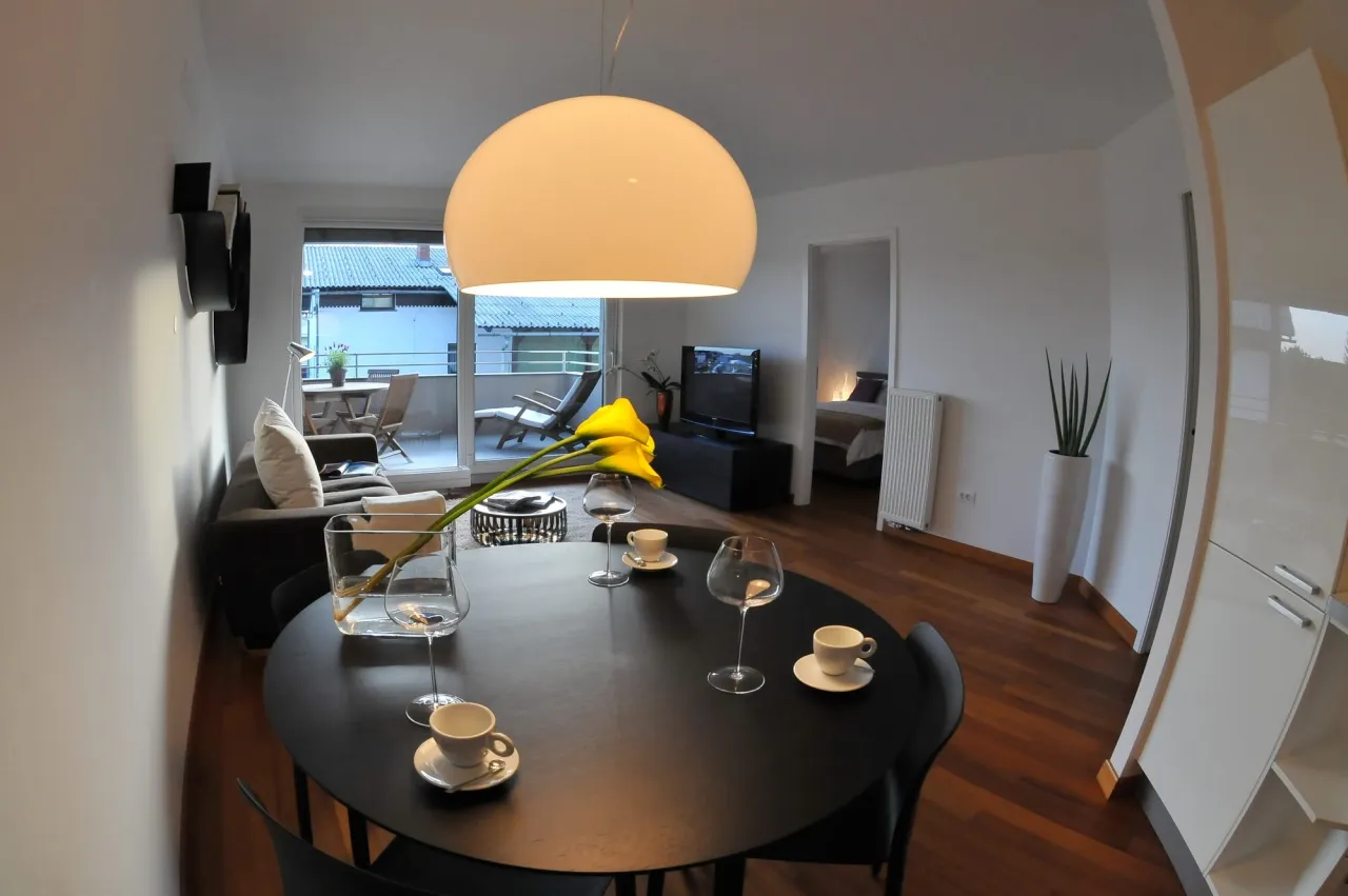 ustawienie stołu w małym salonie