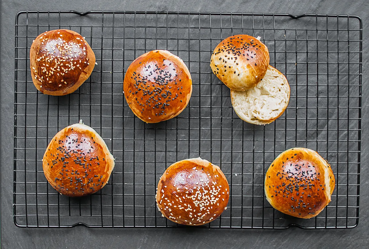 rodzaje bułek do burger&oacute;w brioszka sezam
