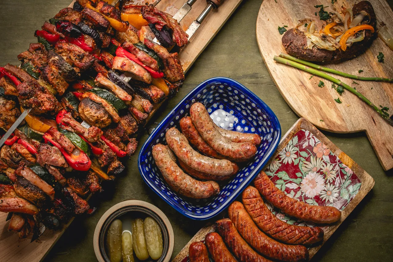 Techniki nacinania kiełbasy na grilla