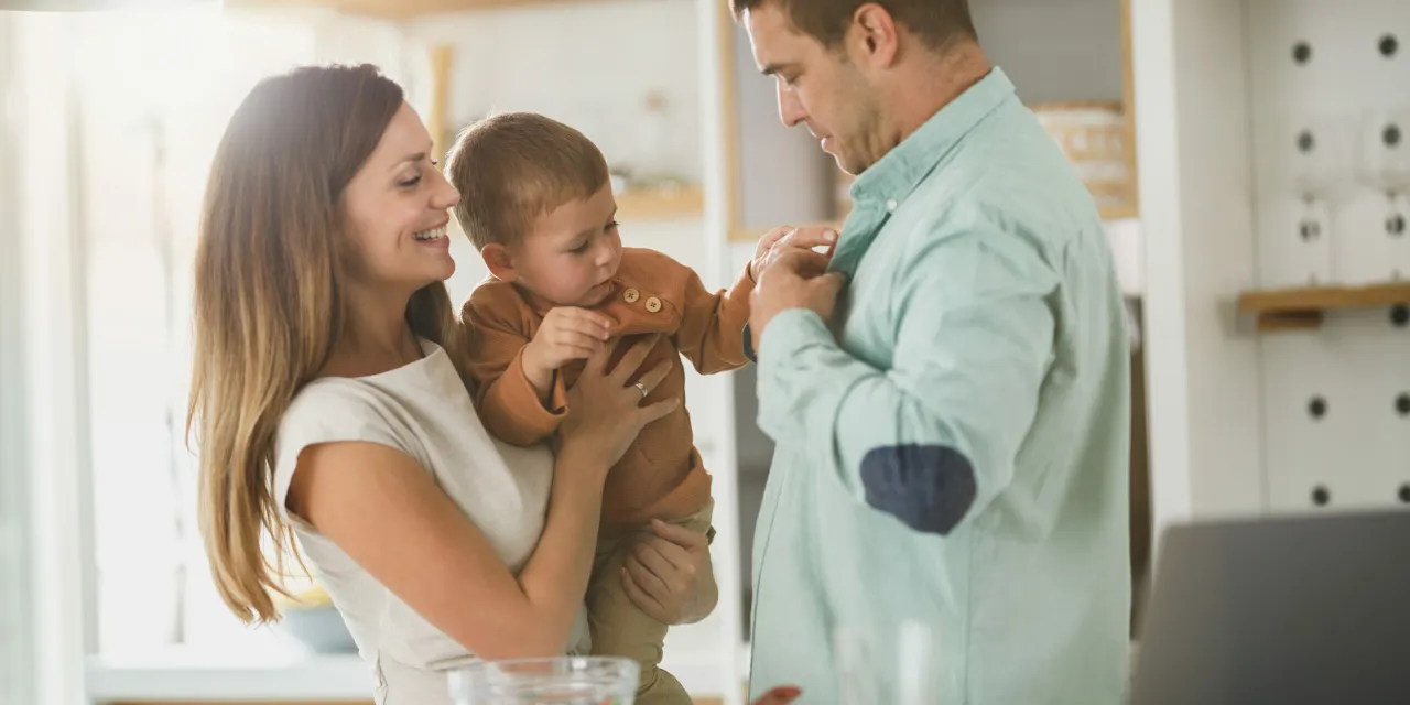 rodzice rozmawiający o szczepieniach z lekarzem