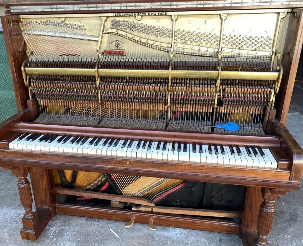 żeliwna rama pianina