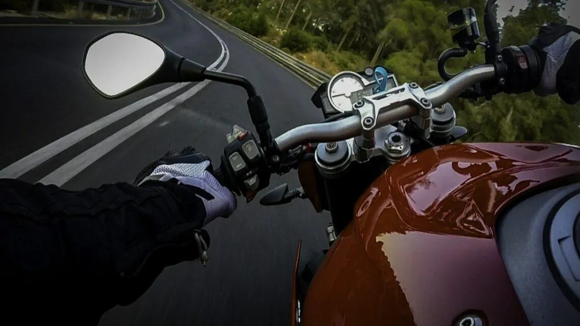 Zdjęcie Groźne konsekwencje jazdy motorowerem bez uprawnień. Uważaj na wysokie kary!