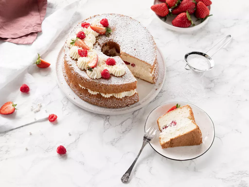 Angel Food Cake przekrój z owocami