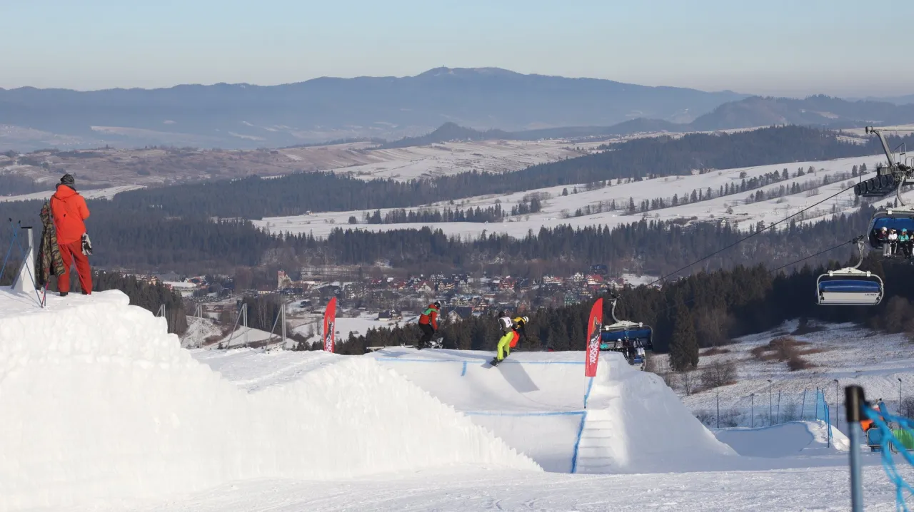 Malowniczy widok na czeskie Karkonosze zimą