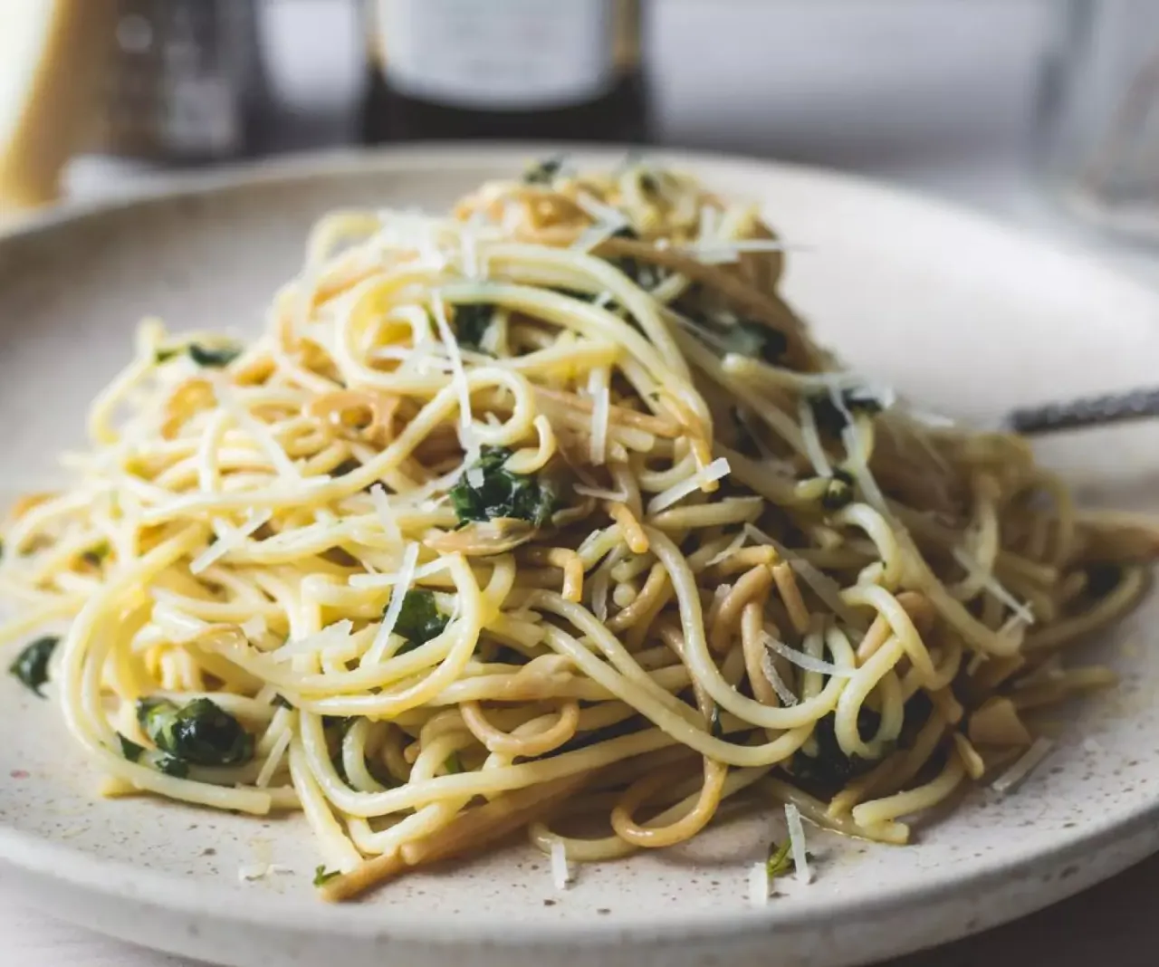 Spaghetti aglio e olio z serem i bez sera