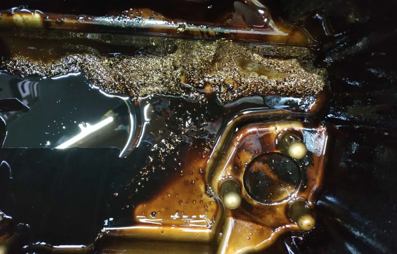 zużyty olej dyferencjał opiłki metalu