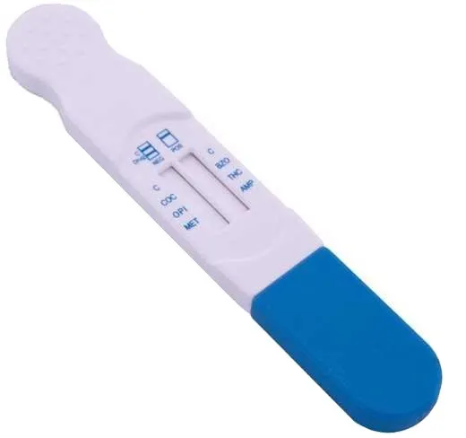 Policjant wykonujący test narkotykowy ze śliny