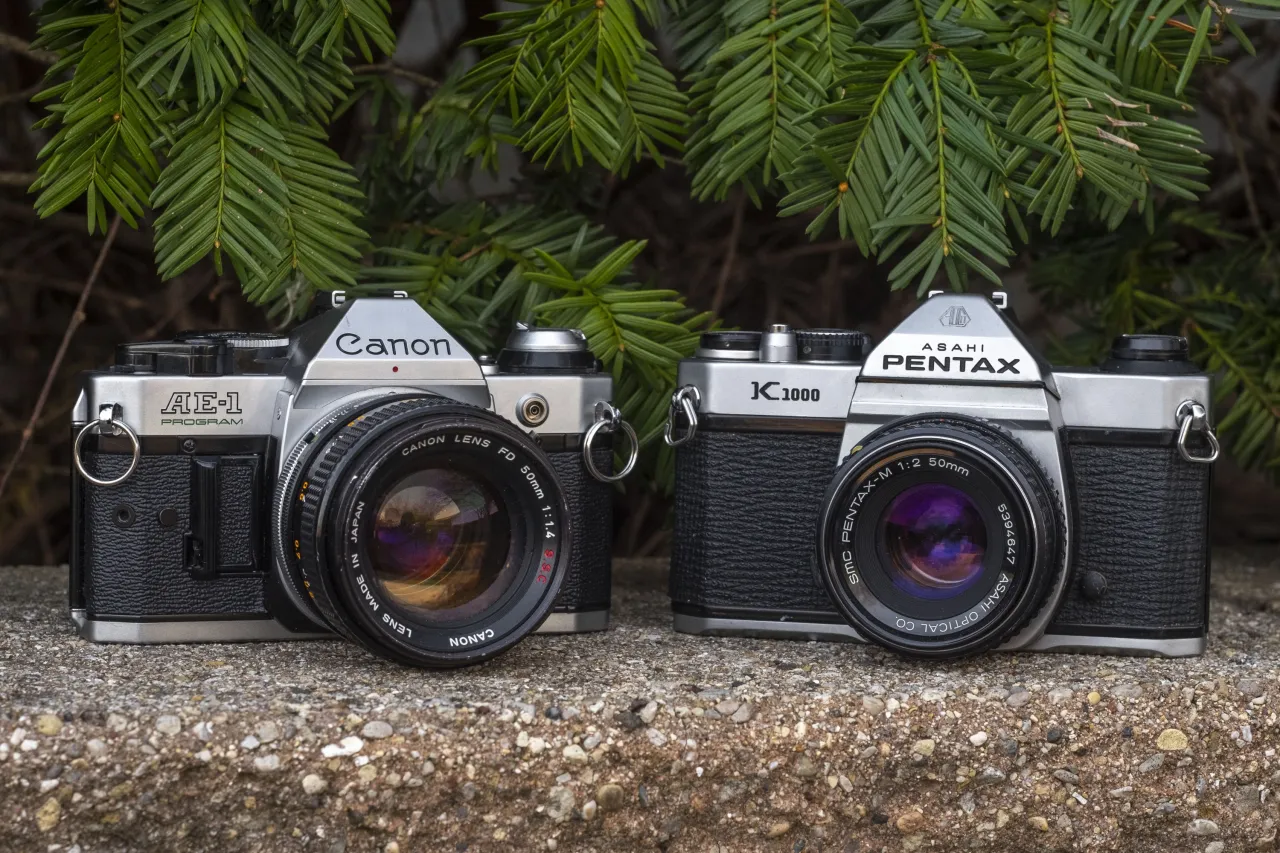kolekcja starych aparat&oacute;w analogowych Canon AE-1 Pentax K1000 Olympus Mju