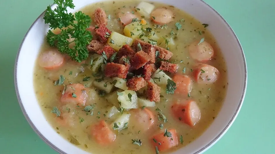 Drei Sch&uuml;sseln Kartoffel Kohlrabi Suppe nebeneinander: eine vegan, eine mit W&uuml;rstchen, eine klassisch