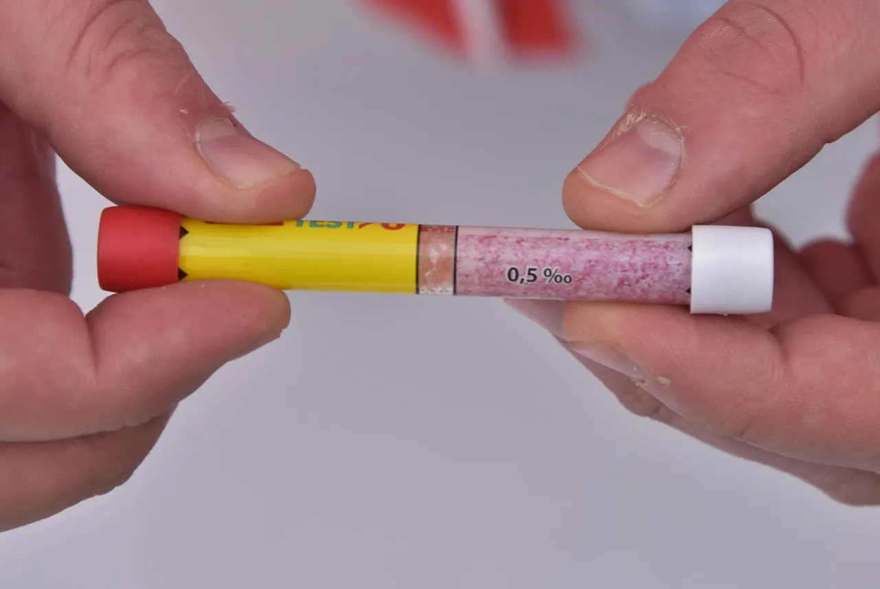 Alkomat jednorazowy, jak świeczka, zmienia kolor. Wskaźnik 0,5&permil; pokazuje wynik.