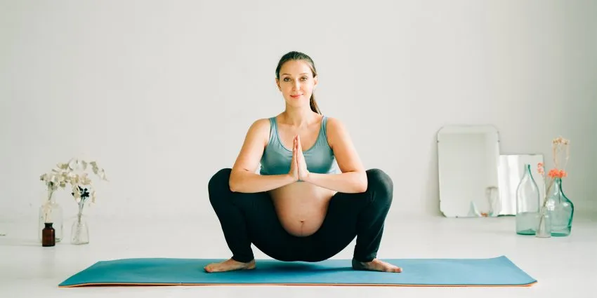 Osoba wykonująca krótkie ćwiczenia w domu, np. rozciąganie lub przysiady