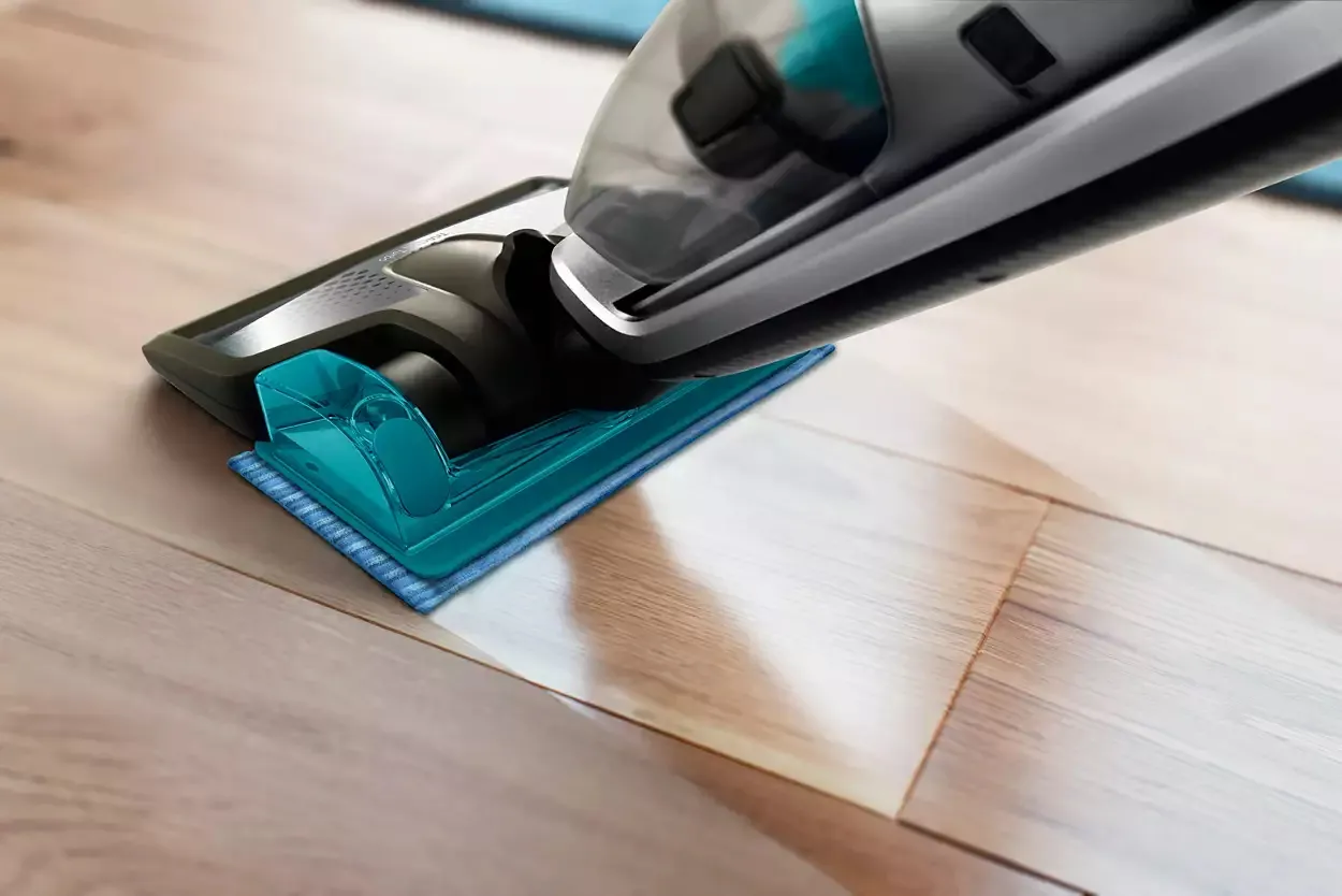 mop parowy i odkurzacz pionowy obok siebie w nowoczesnym wnętrzu