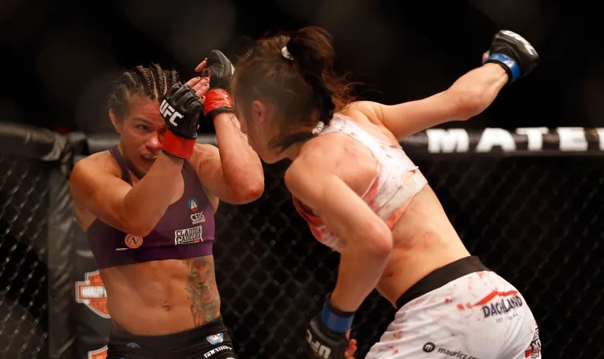 Kobiety trenujące sztuki walki