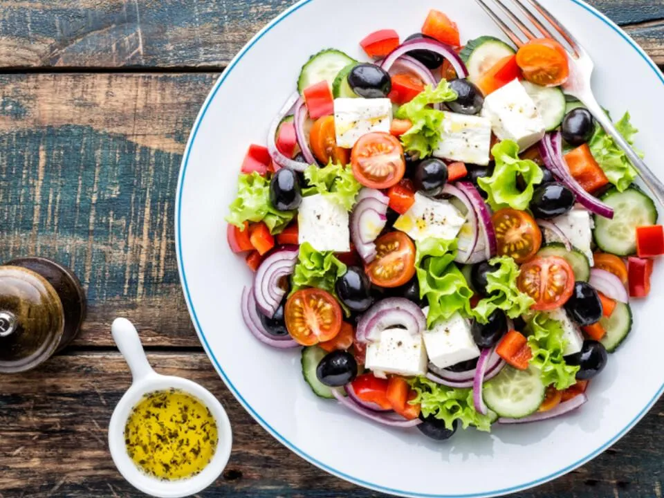 Griechischer Bauernsalat mit Feta und Oliven in einer Schüssel