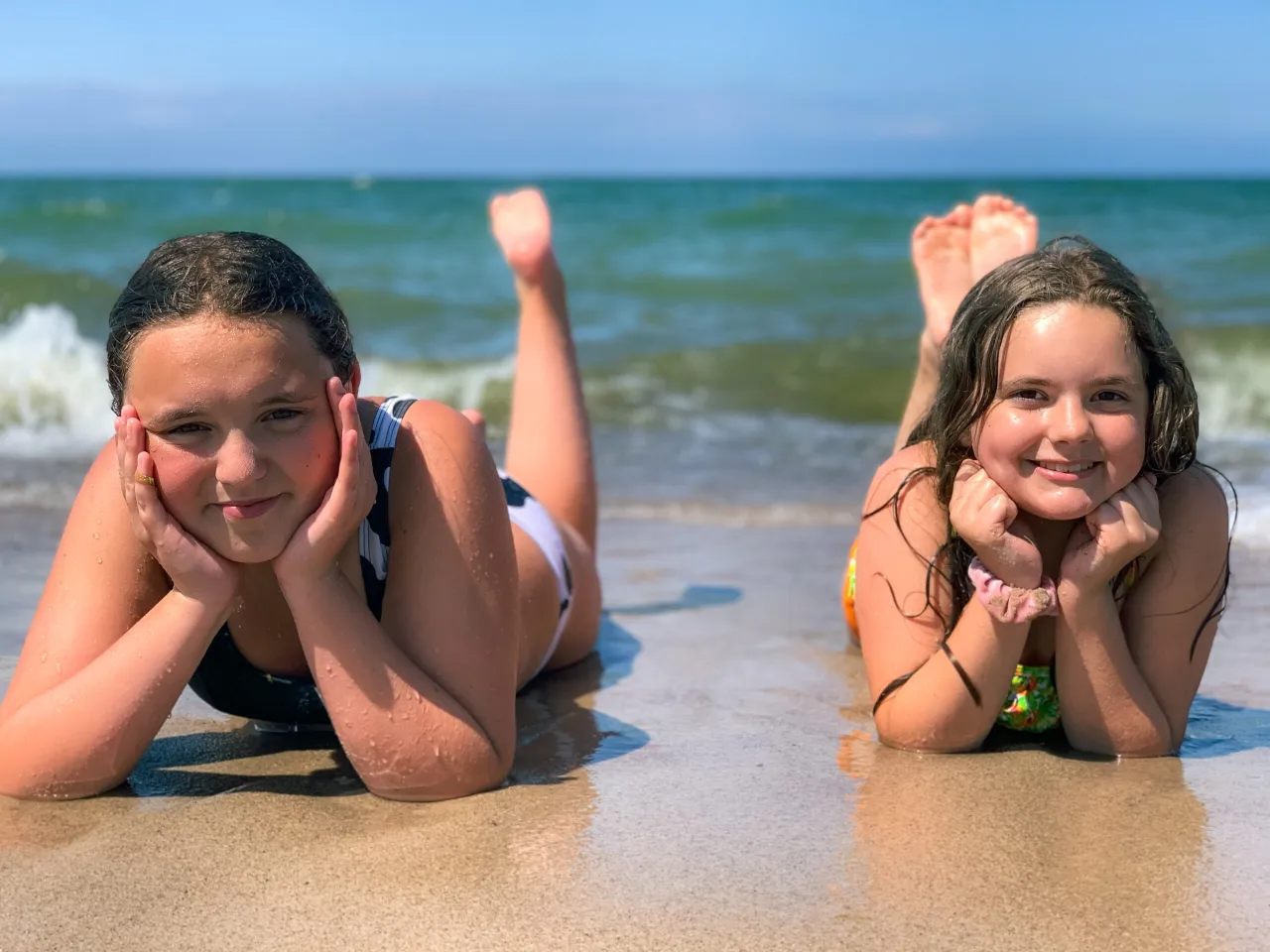 r&oacute;żne typy zakwaterowania nad morzem kolaż