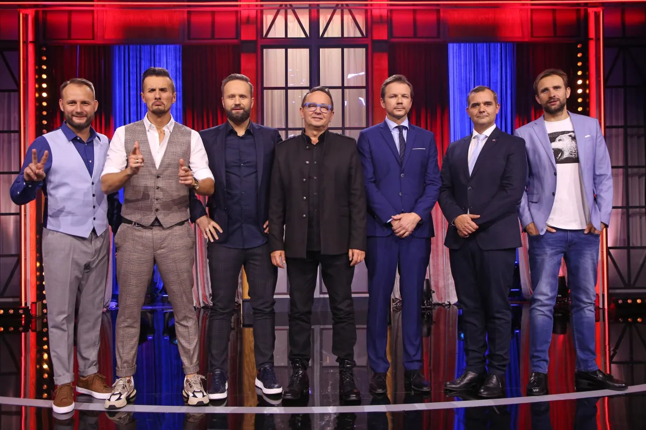 Sześciu mężczyzn na scenie, członkowie kabaretu Skecz&oacute;w Męczących.