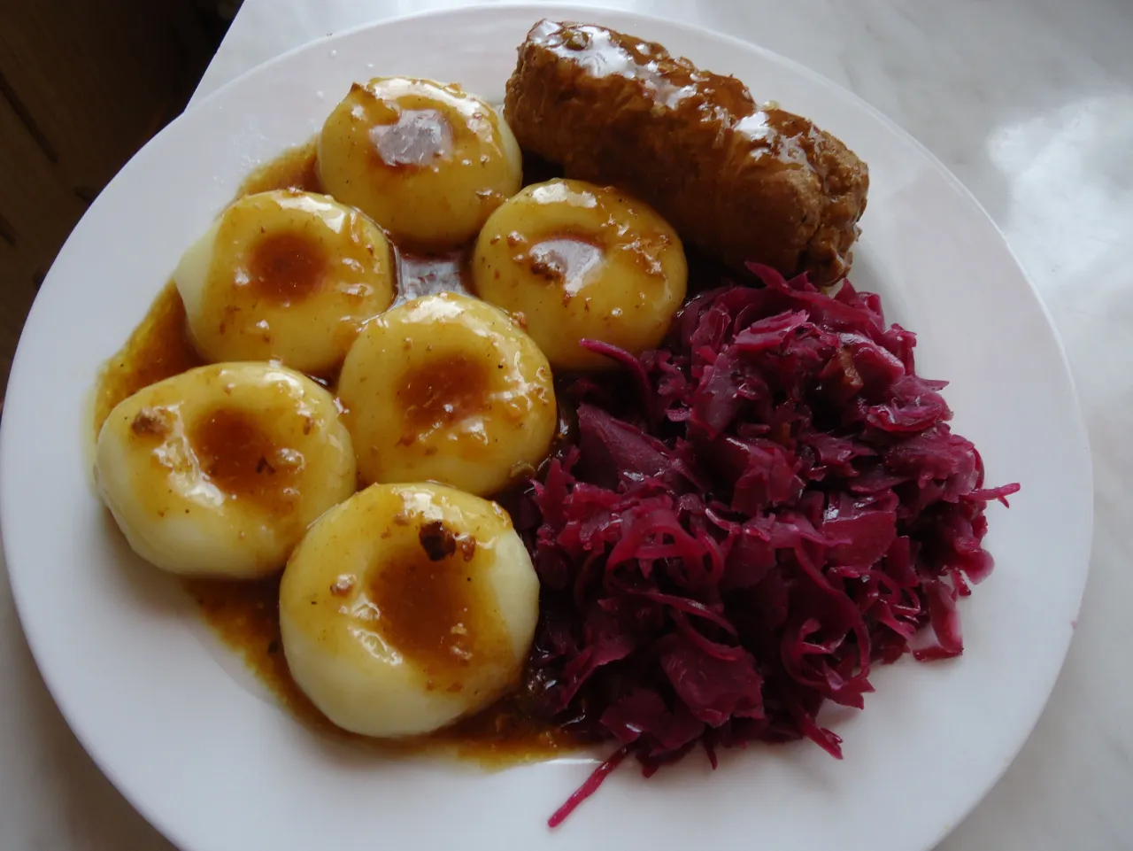 kluski śląskie z roladą i sosem