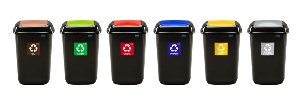 r&oacute;żne rodzaje koszy na śmieci w domu
