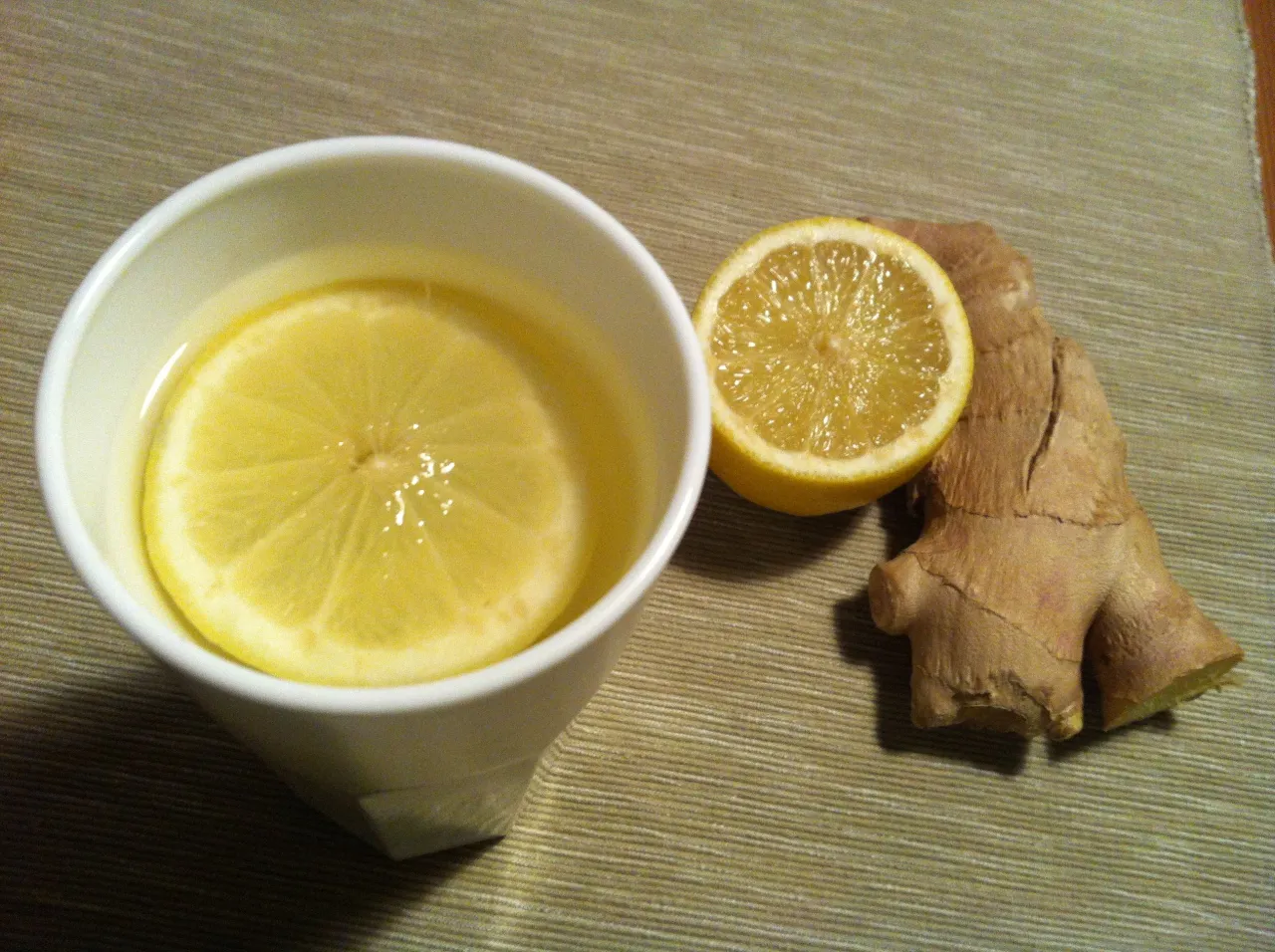 Kubek z herbatą i plasterkiem cytryny, obok kawałek imbiru. Idealne na rozgrzanie, zastanawiam się, ile imbiru do herbaty dodać następnym razem.