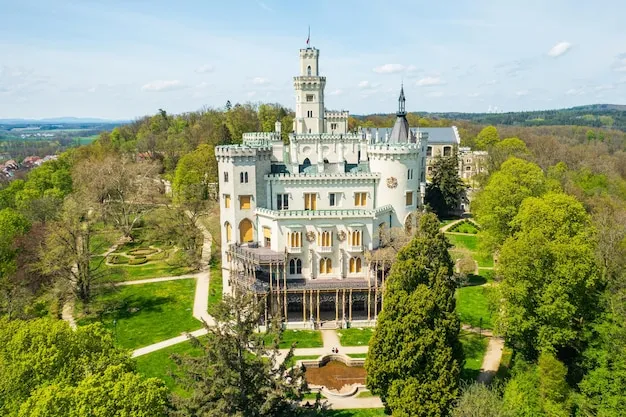 Zamek Hluboka nad Vltavou z lotu ptaka