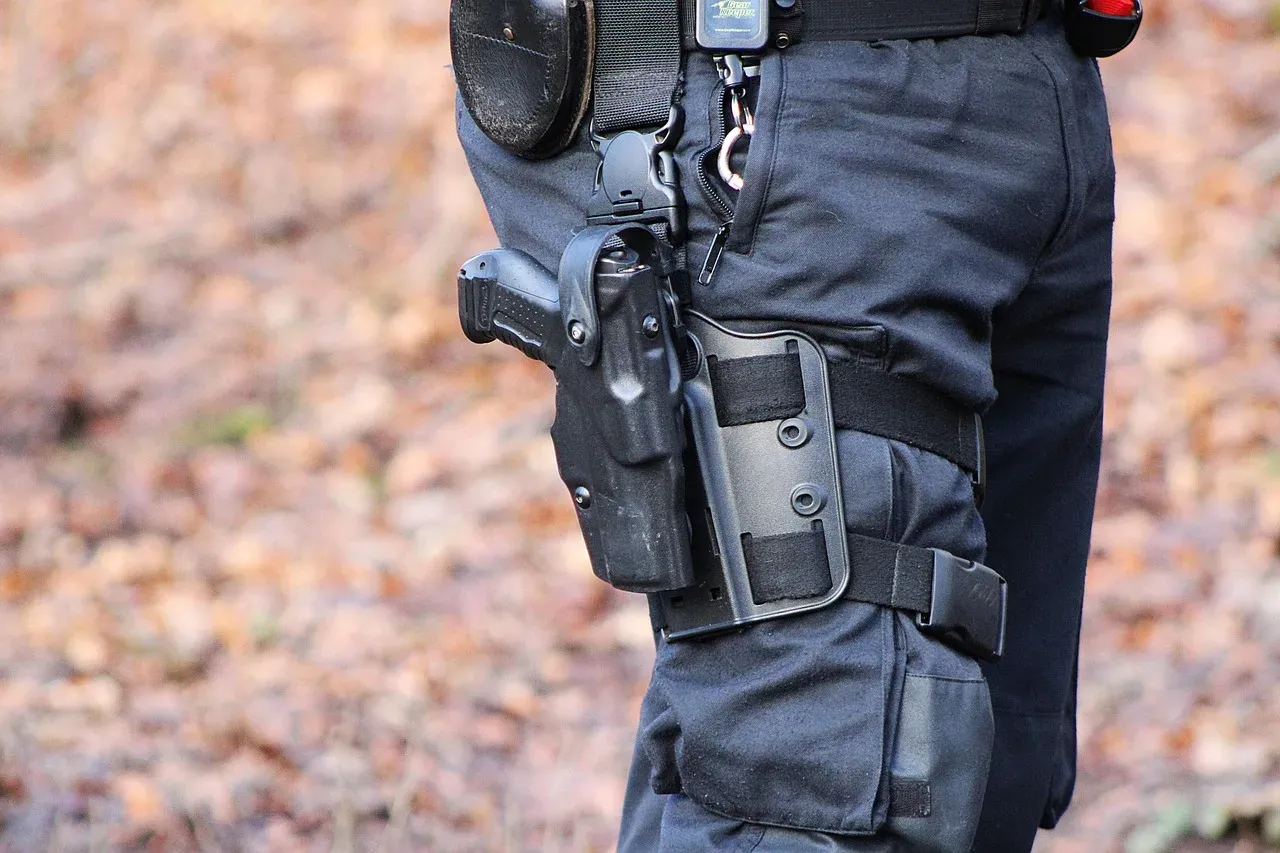 Pistolet w kaburze na udzie. Czy myśliwy może nosić broń w miejscu publicznym? To pytanie budzi wiele dyskusji.