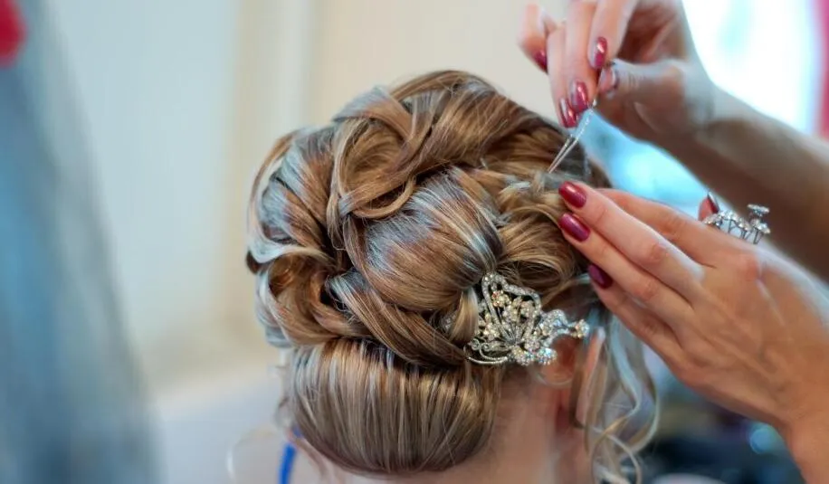 różne rodzaje szpilek do włosów i ich zastosowanie